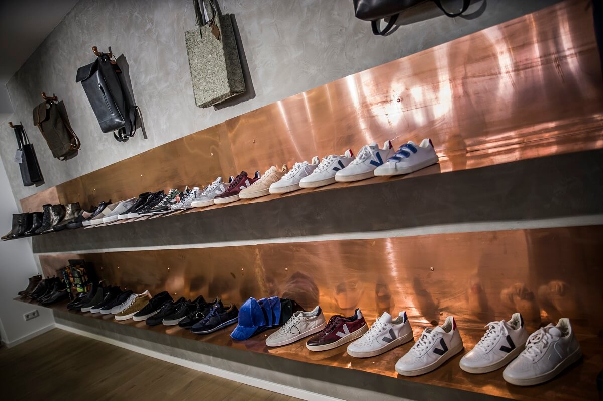 Schuh trifft Kupfer: Ein weiteres von uns gebautes Regal im Mainzer Glanzstück Concept Store.