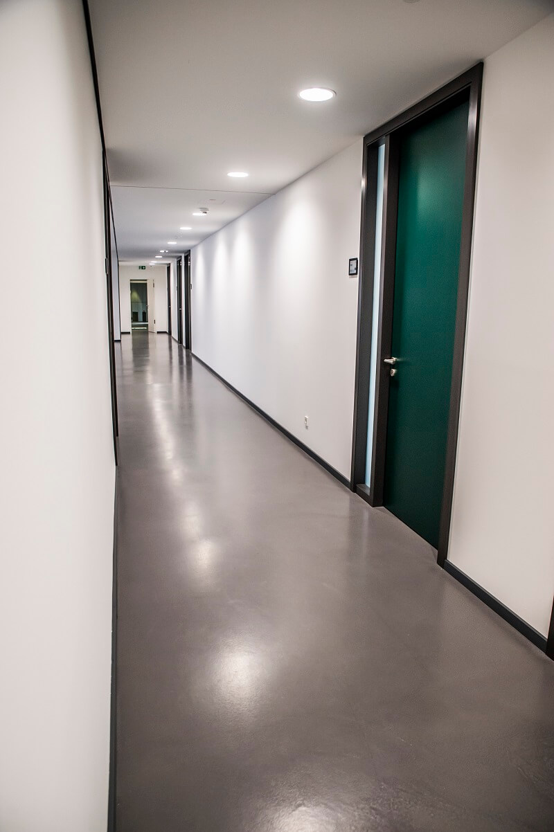 Fugenlose Flächen halten auch härteren Strapazen im Wohn- und Geschäftsraum stand.