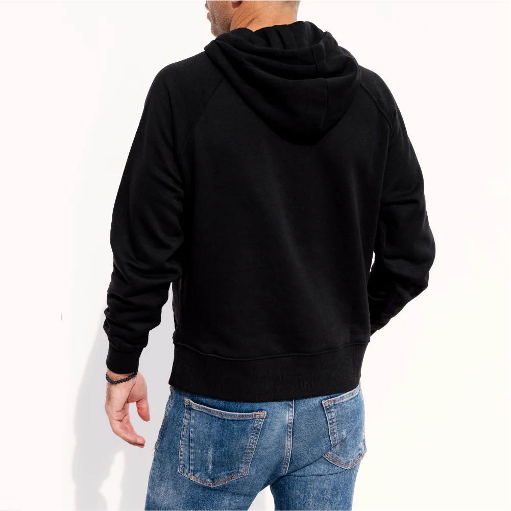 Hoodie-weiss-model-hinten